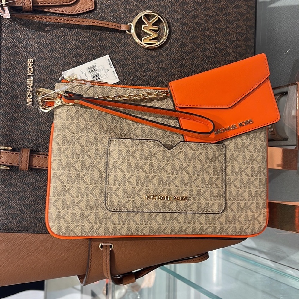 MICHAEL KORS JET SET ITEM LG 2 in 1 CARD CASE & WRISTLET
Poppy
NWT - Picture 15 of 16
